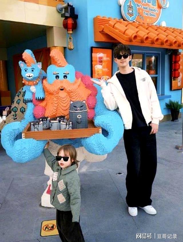 紧挨屋门过道只能走一人6口住好拥挤pg电子网站董力阿诺家里过节！餐桌(图5)