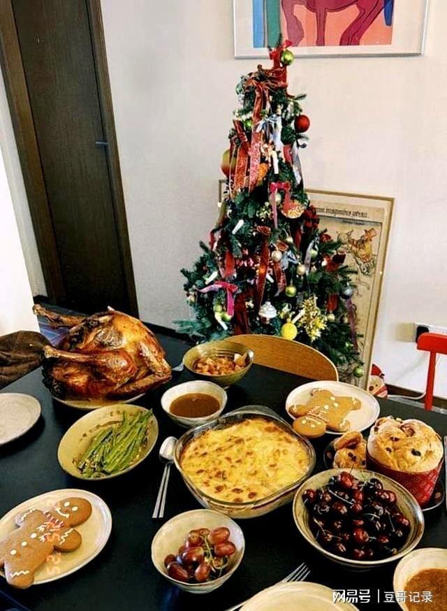 紧挨屋门过道只能走一人6口住好拥挤pg电子网站董力阿诺家里过节！餐桌(图4)